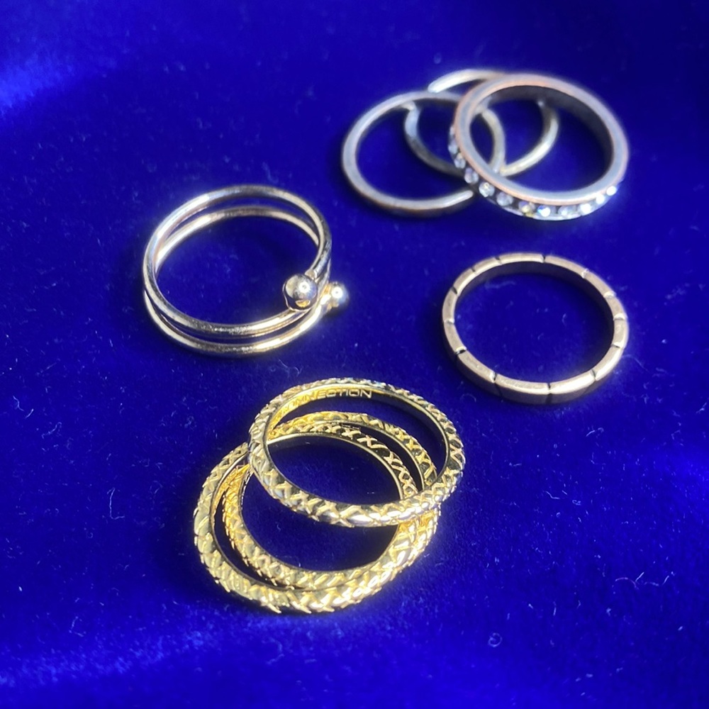 8 Costume Rings - Picture 4 of 11